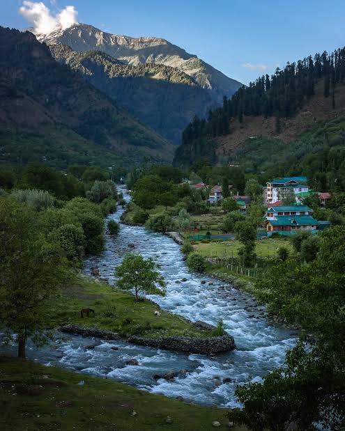 Journey to Pahalgam: Scenic Serenity